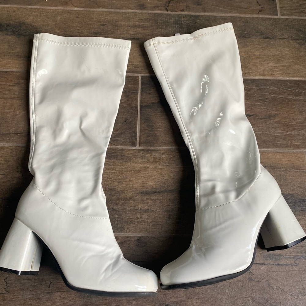 Amazon White Heeled Boots with Chunky Block Heel